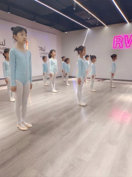 舞蹈入门先学什么_零基础学舞蹈多久能上台