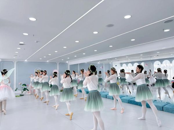 儿童舞蹈启蒙几岁合适_如何挑选舞蹈班