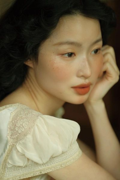 艺术少女怎么穿搭_艺术系女生日常妆容教程